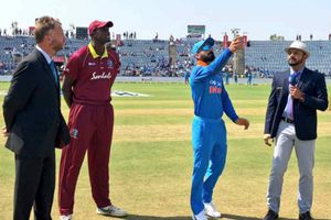 ముంబైలో 4th ODI: కోహ్లీసేన బ్యాటింగ్... తుది జట్టులో ఆ ఇద్దరు