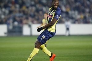 బోణీ అదిరింది!: ప్రొఫెషనల్ సాకర్ ప్లేయర్‌గా బోల్ట్ రెండు గోల్స్ (వీడియో)