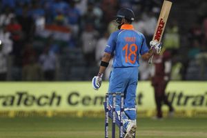 ధోనీని దాటేసి.. మూడో వన్డేలో మరిన్ని రికార్డులు బద్దలు కొట్టిన కోహ్లీ