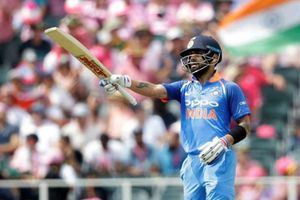విశాఖలో కోహ్లీ సెంచరీ: వెస్టిండిస్ విజయ లక్ష్యం 322