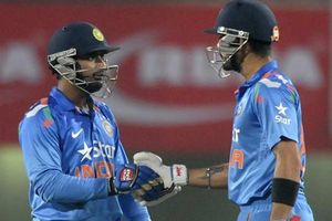 విశాఖ వన్డేలో ఓపెనర్లు ఔట్: ఆచితూచి ఆడుతోనన కోహ్లీ, రాయుడు