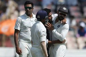 హైదరాబాద్ టెస్ట్: సెల్ఫీ కోసం వచ్చి కోహ్లీకి ముద్దివ్వబోయిన అభిమాని