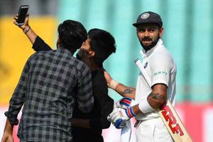 డే1 టెస్టులో అరుదైన సంఘటన.. కోహ్లీతో అభిమానులు