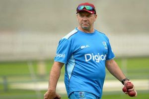 రెండు వన్డేల సస్పెన్షన్‌కు గురైన వెస్టిండీస్ కోచ్