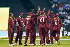 కారణం ఇదీ: పుణె వన్డేలో విండిస్ ఆటగాళ్ల చేతికి నల్లబ్యాండ్