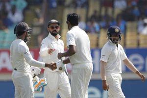 రాజ్ కోట్ టెస్టు: తొలి వికెట్ అశ్విన్‌కే, లంచ్ విరామానికి వెస్టిండిస్ 33/1