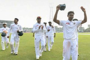 చేతిలో 8 వికెట్లున్నా.. ఓటమికి చేరువగా జింబాబ్వే