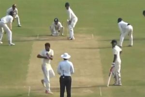 వింత బౌలింగ్ యాక్షన్‌: డెడ్ బాల్‌గా ప్రకటించిన బౌలర్ (వీడియో)