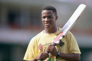 లారాకు సూచనలిస్తున్న టీమిండియా మాజీ కెప్టెన్