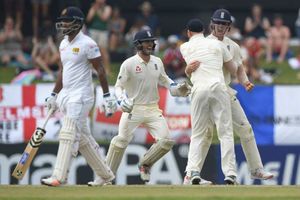 క్యాచ్ పంచుకున్న కీపర్.. ఫీల్డర్, 75 కోసం మూడే (వీడియో)