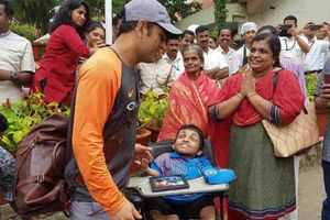 దివ్యాంగుడైన అభిమాని కోరిక తీర్చిన ధోనీ (వీడియో)