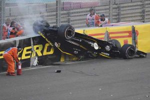 మండుతున్న కారులో డ్రైవర్: ఫార్ములావన్ యాక్సిడెంట్‌ను చూశారా? (వీడియో)