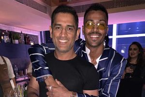 బర్త్ డే పార్టీలో ధోనీ వెనుక సిగరెట్‌తో.. పాండ్యా