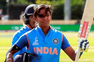 చిన్నారి పట్ల హర్మన్ సమయస్పూర్తి: నెటిజన్ల ప్రశంసల వర్షం (వీడియో)