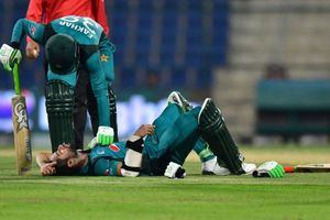 బౌన్సర్ తాకి నేలకొరిగిన పాక్ ఓపెనర్