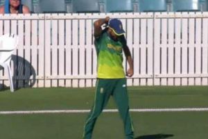 ఇమ్రాన్ తాహిర్ అత్యుత్సాహం: నెటిజన్ల ఎగతాళి! (వీడియో)