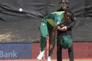 కంగారుపడి ఫీల్డర్‌కి బాల్ వేసిన రబాడ(వీడియో)