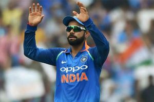 అది సిక్సే: అంపైర్‌లా సిగ్నల్ ఇస్తున్న కోహ్లీ(వీడియో)