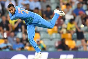 ఐదు బంతుల్లో మూడు వికెట్లు కోల్పోయిన ఆస్ట్రేలియా