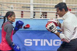 మంత్రిపై బాక్సింగ్ పంచులు విసిరిన మేరీకోమ్