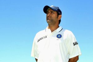 'ధోనీ 20 ఏళ్ల కుర్రాడేం కాదు.. ఆశించడం మానేయండి'