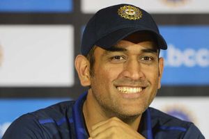 'బస్సు డ్రైవర్‌గా ధోనీనే హోటల్‌కు తీసుకెళ్లాడు'