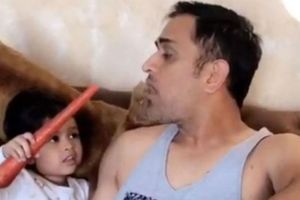 సోషల్ మీడియా వైరల్: కుమార్తె జీవాతో ధోని ఫన్నీ వీడియో