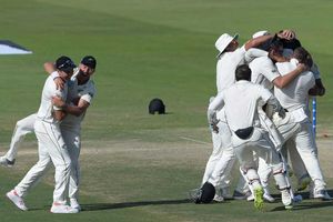 చివరి వరకు ఉత్కంఠ: తొలి టెస్ట్‌‌లో 4 పరుగుల తేడాతో పాక్‌ ఓటమి