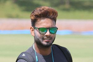 ధోనీతో పోల్చొద్దు.. నేను నేర్చుకుంటున్నా: పంత్