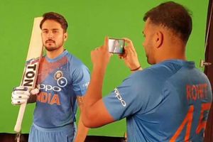 మెల్‌బోర్న్‌లో కోహ్లీసేన: కెమెరామెన్‌గా మారిన రోహిత్ శర్మ (వీడియో)