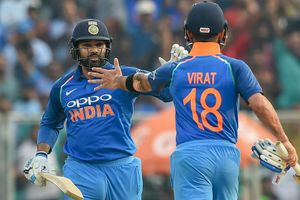 టీ20ల్లో కోహ్లీ రికార్డును బద్దలు కొట్టనున్న రోహిత్ శర్మ