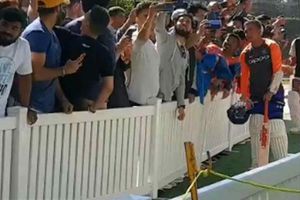 స్టార్‌గా మారిపోయిన పృథ్వీ షా: సెల్ఫీల కోసం ఎగబడ్డ ఫ్యాన్స్ (వీడియో)