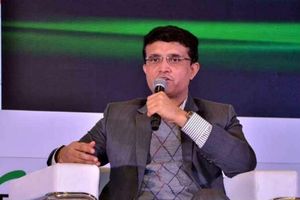 కార్తీక్ కేవలం బ్యాట్స్‌మనే.. పంత్‌కే కీపింగ్ ఇవ్వాలి: గంగూలీ