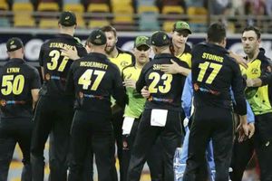 4 రన్స్ తేడాతో భారత్ ఓటమి: కోహ్లీ క్యాచ్ మిస్, ట్విట్టర్‌లో విమర్శలు