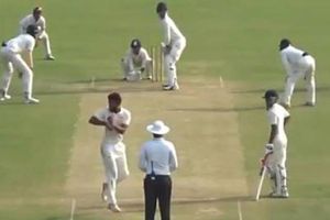 360 డిగ్రీల్లో బౌలింగ్.. డెడ్ బాల్‌గా ప్రకటించిన అంపైర్(వీడియో)