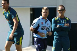 సిడ్నీ మైదానంలో కోచ్ లాంగర్ నేతృత్వంలో వార్నర్‌ నెట్ ప్రాక్టీస్‌ (వీడియో)