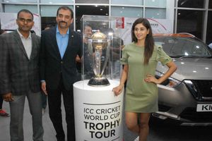 హైదరాబాద్‌లో ఐసీసీ వరల్డ్‌కప్ ట్రోఫీ: ఆవిష్కరించిన సినీ నటి వర్షిణి