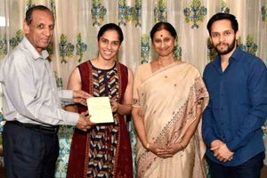 గవర్నర్, కేటీఆర్, చిరంజీవిలను ఆహ్వానించిన సైనా, కశ్యప్‌లు