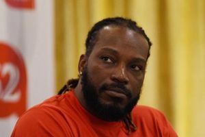 'గేల్ మర్మాంగం చూపలేదు.. అతనికి డబ్బులివ్వండి'