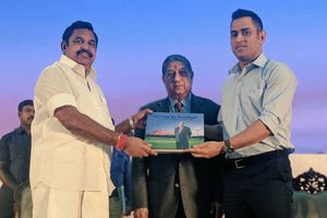 ప్రేమించొచ్చు, ద్వేషించొచ్చు, కానీ ఆయన్ను మాత్రం విస్మరించలేం: శ్రీనిపై ధోని