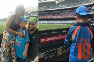 కోహ్లీ జెర్సీలో: అడిలైడ్ టెస్టులో ఓ బుల్లి అభిమాని సందడి