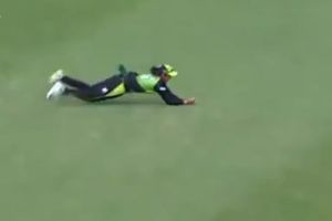 బిగ్ బాష్ లీగ్: అచ్చం కోహ్లీలాగే స్టన్నింగ్ క్యాచ్ పట్టిన హర్మన్‌ప్రీత్ (వీడియో)