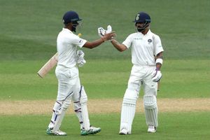 తొలి టెస్టుపై పట్టు బిగిస్తోన్న భారత్: ఆధిక్యం 166, ఎలైట్ జాబితాలోకి కోహ్లీ