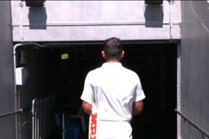 తొలిటెస్టు: ఒంటిచేత్తో ఖవాజా క్యాచ్, నిరాశగా పెవిలియన్‌కు కోహ్లీ (వీడియో)