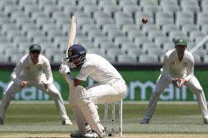 పేక మేడలా కుప్పకూలిన భారత టాపార్డర్: 3 పరుగులకే కోహ్లీ ఔట్ (వీడియో)