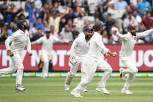 కెప్టెన్‌లానే మైదానంలో ప్లేయర్లతో ఆర్కీ చిల్లర్