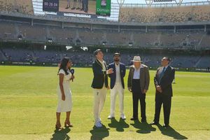 పెర్త్‌లో రెండో టెస్టు: ఆస్ట్రేలియా బ్యాటింగ్... ఉమేశ్, విహారీలకు చోటు