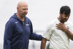 ఖవాజా ఎంత పనిచేశావ్!: మయాంక్‌కి గాయం, నొప్పితో విలవిల (వీడియో)