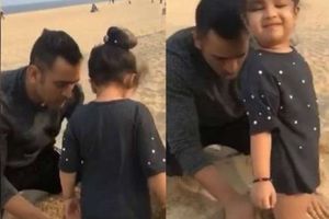 ఇసుకల్లో గోతులు.. జీవా స్నేహితుడిగా ధోనీ(వీడియో)