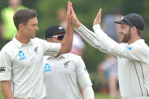 చేతులు మారిన ఆధిక్యం, కివీస్ చేతిలో లంక చిత్తు